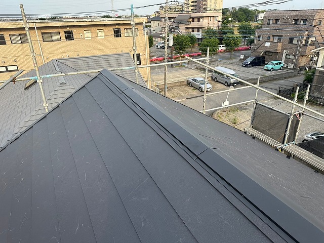 戸田市の切妻屋根をスーパーガルテクトでカバーしました！！　★切妻屋根なら最短2日で工事完了します★